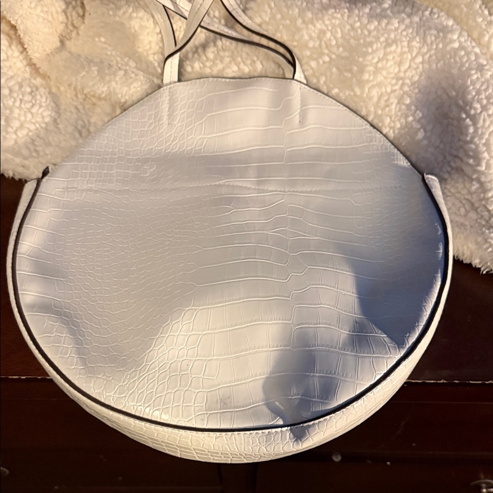 Women’s white round leather purse with straps